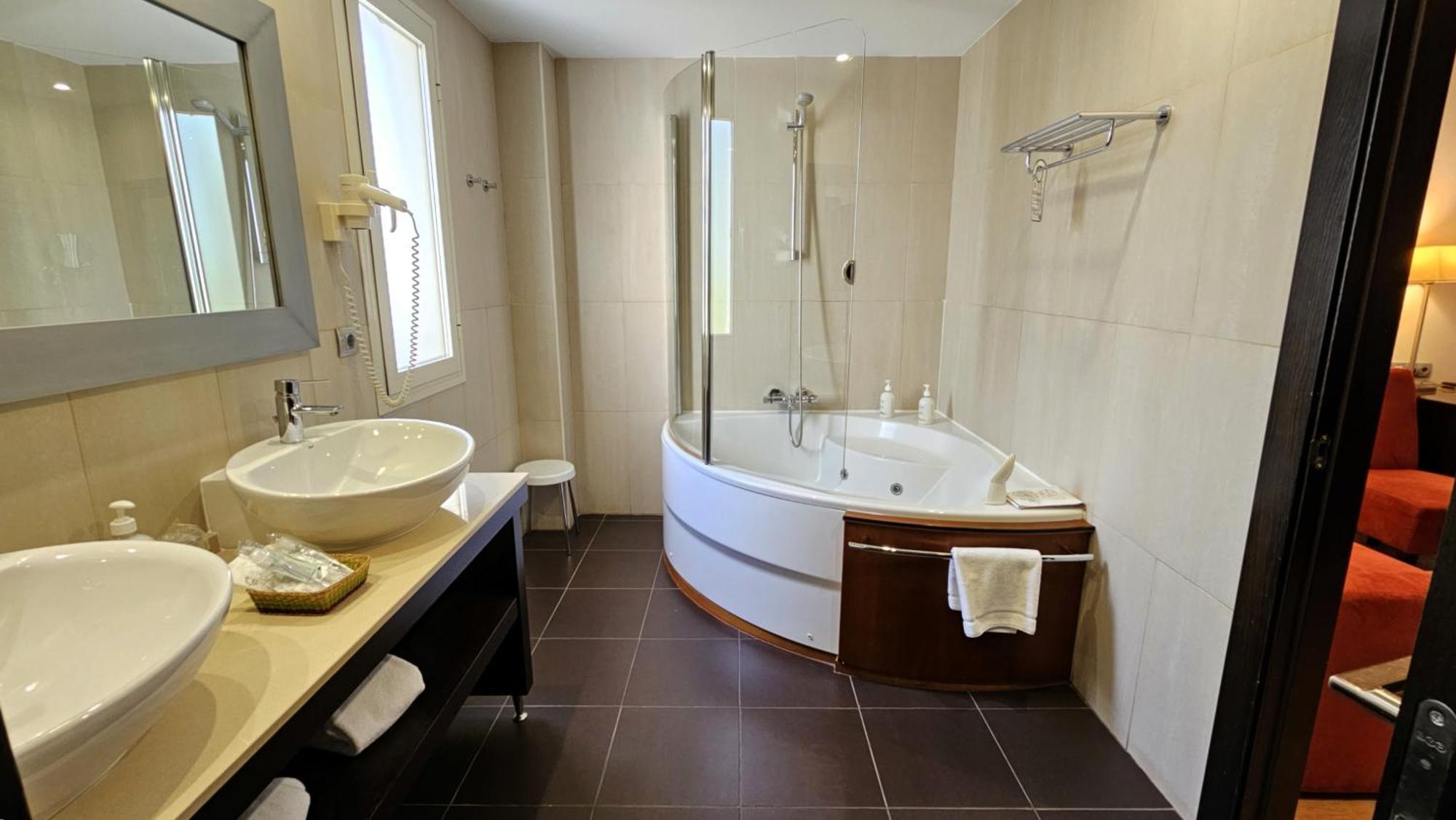 King Suite Spa Bath